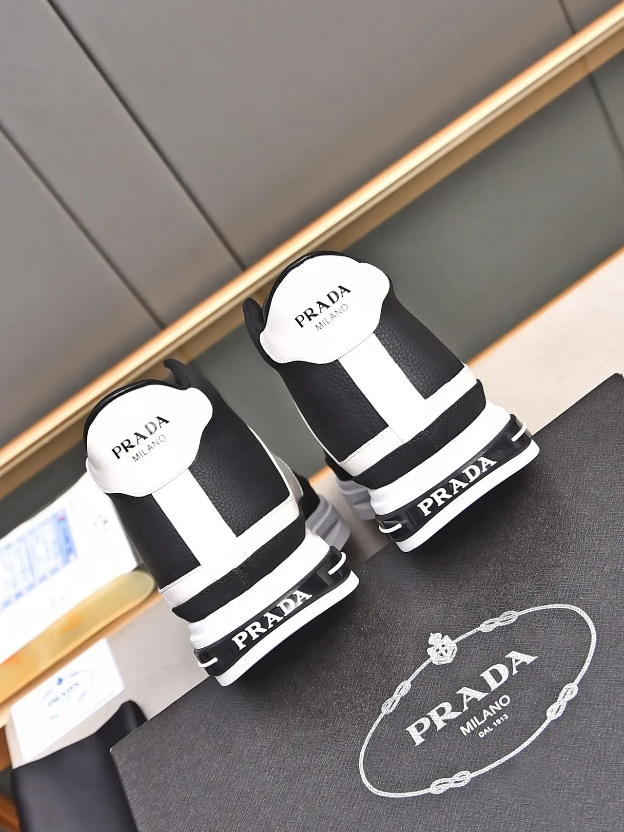 Prada Cloudbust Black and White tênis lifestyle de cano alto 2