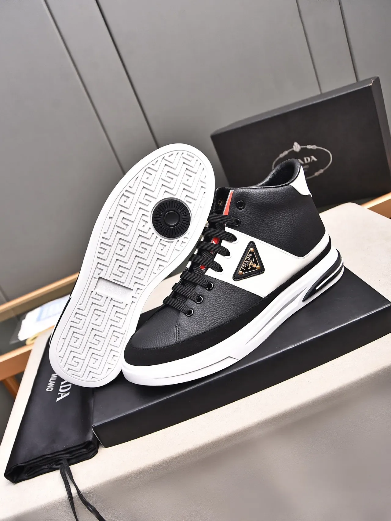 Prada Cloudbust Black and White tênis lifestyle de cano alto 3