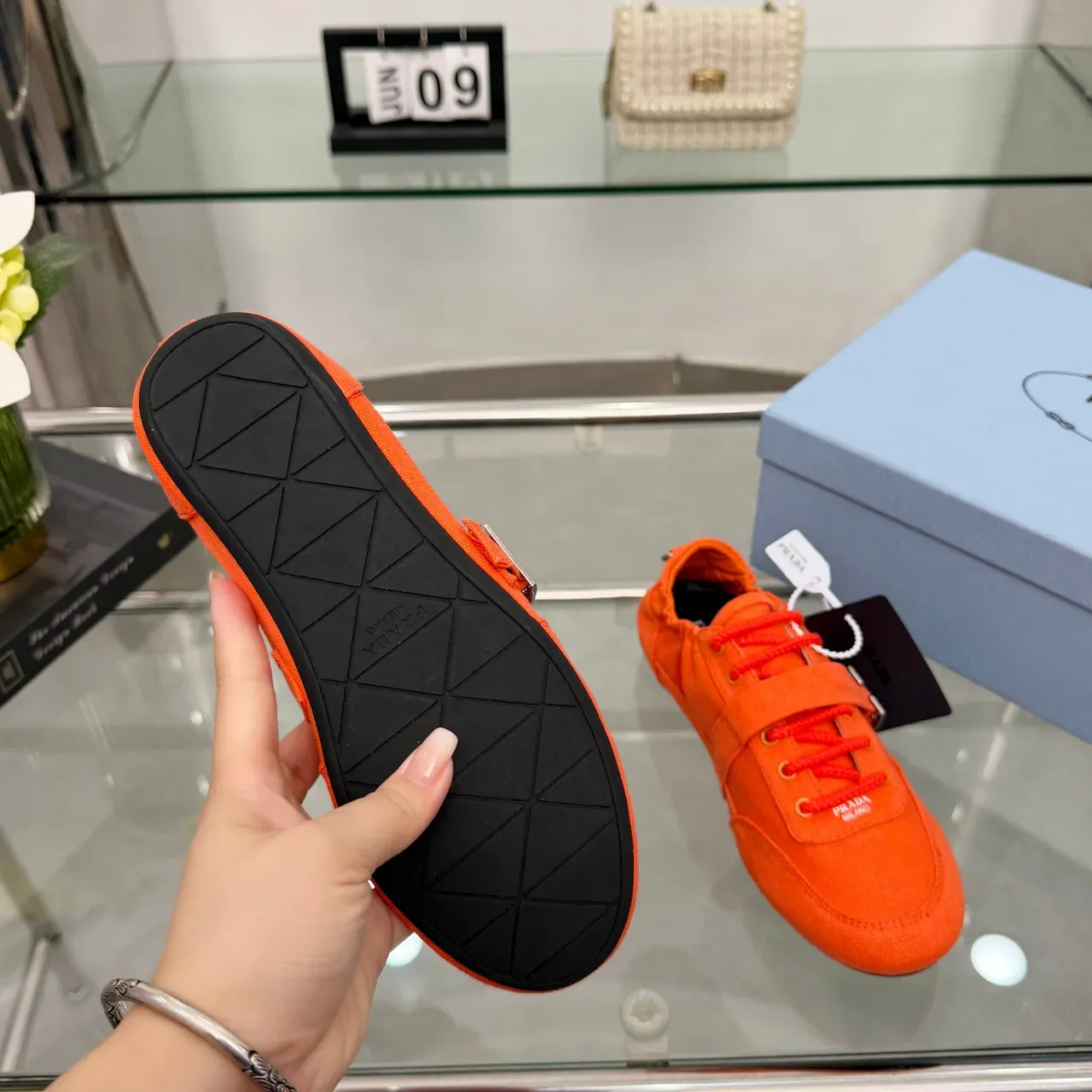 Prada Cloudbust Chaussures en toile orange noir avec détail de boucle et sangle supérieure 2