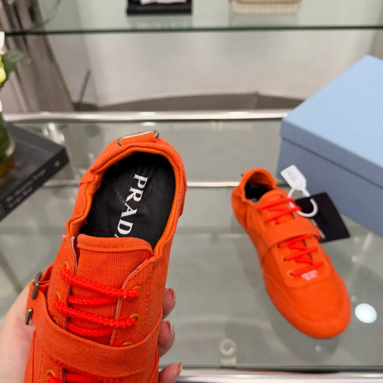 Prada Cloudbust Chaussures en toile orange noir avec détail de boucle et sangle supérieure 3