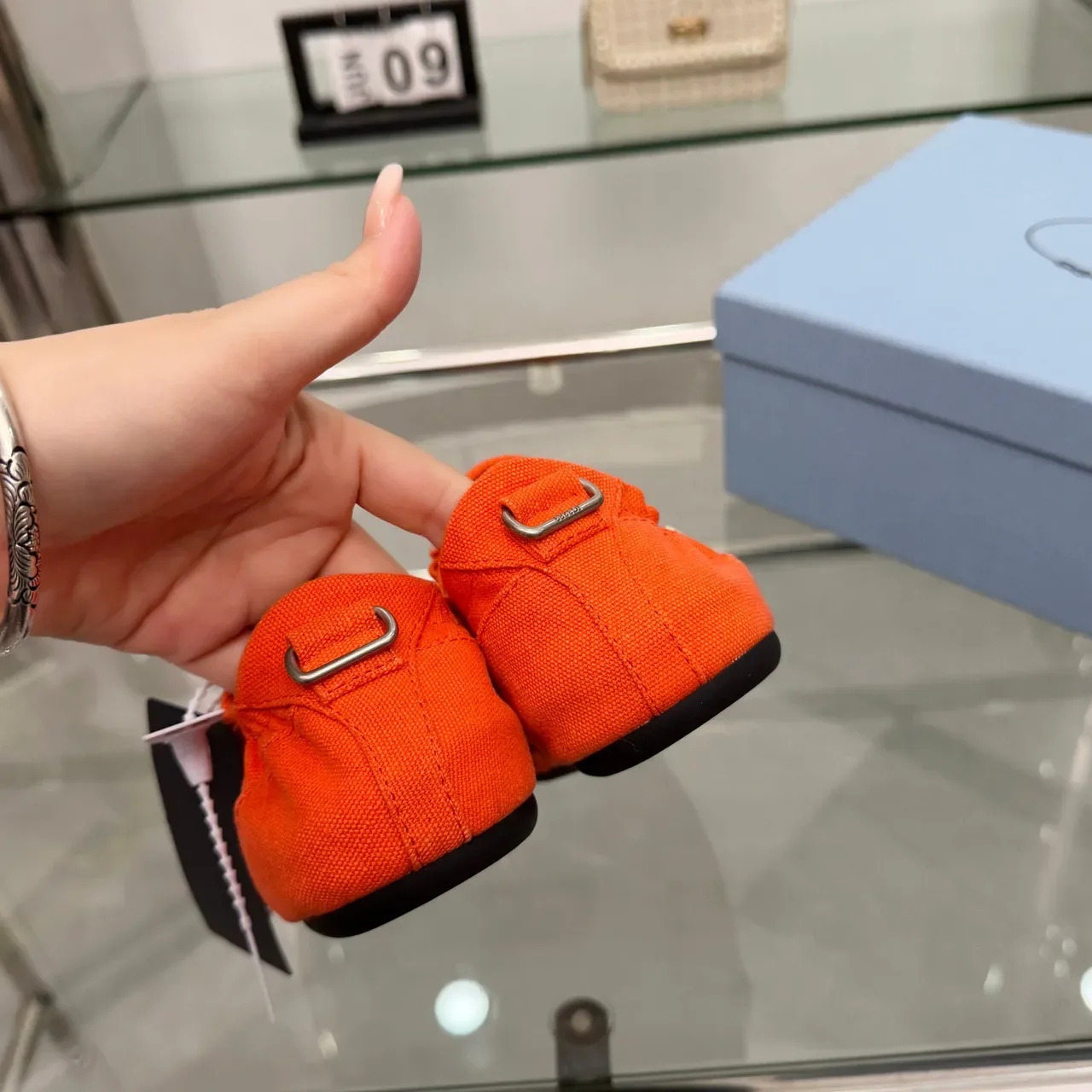 Prada Cloudbust Chaussures en toile orange noir avec détail de boucle et sangle supérieure 4
