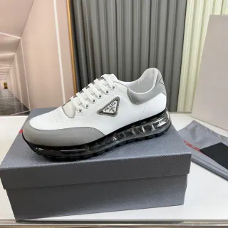 Prada Cloudbust Chaussures Blanc Gris Cuir Partie Supérieure Logo Métal Triangulaire Chunky Sneakers