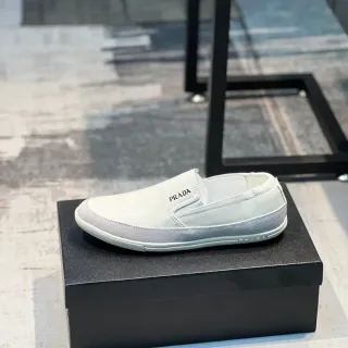 Prada Cloudbust सफेद ग्रे स्लिप-ऑन मिनिमलिस्ट लोफर