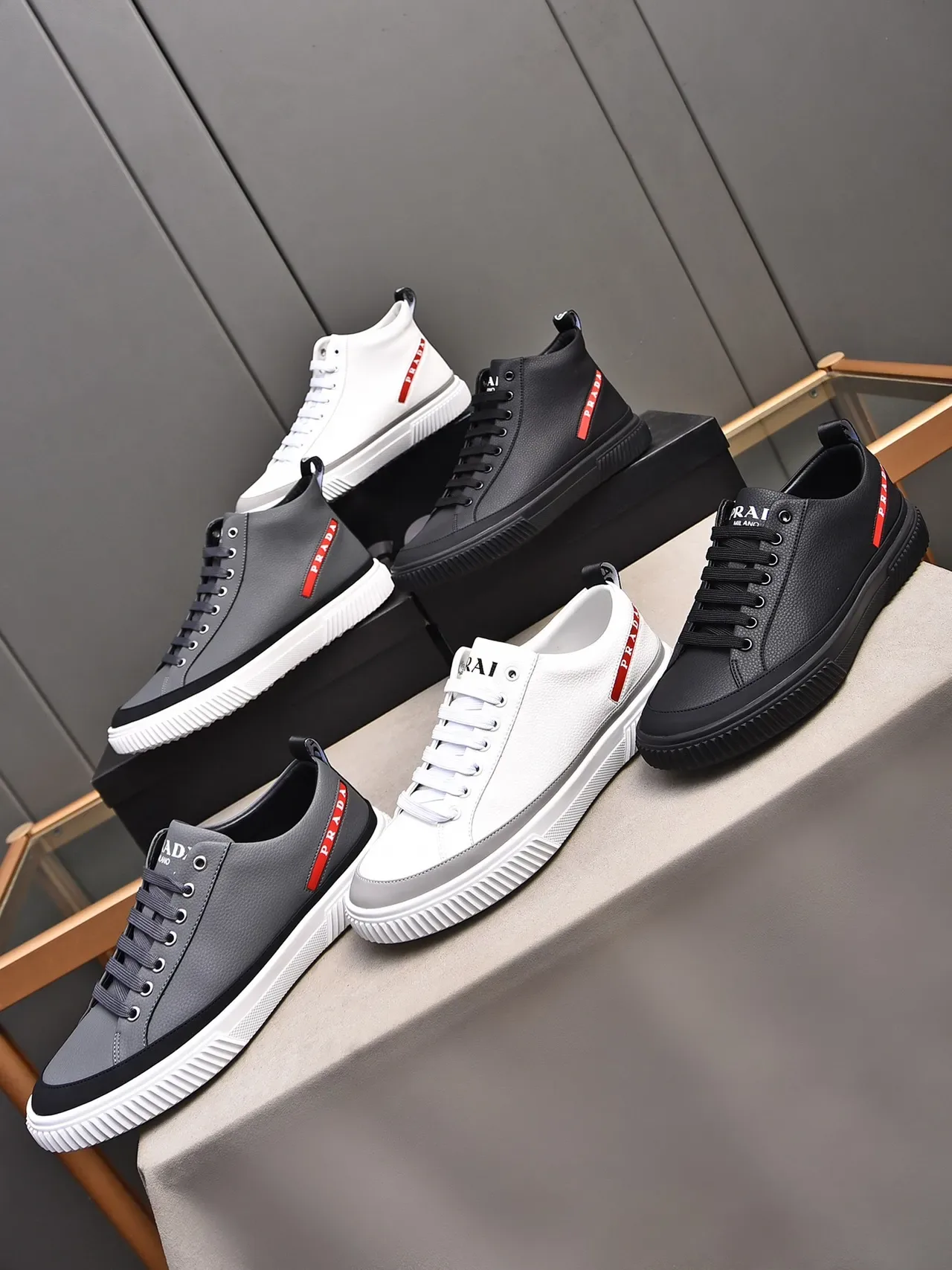 Prada Cloudbust 白红条纹休闲运动鞋 2