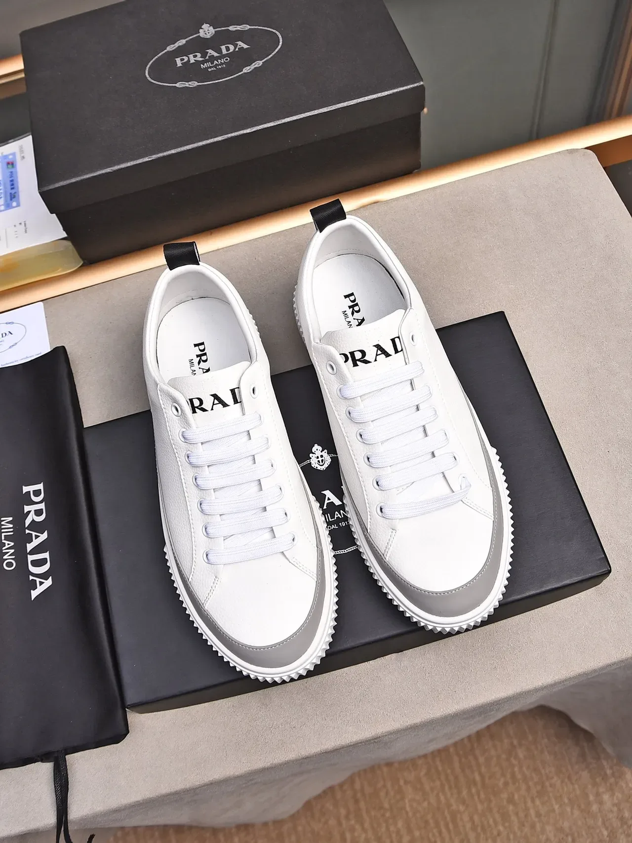 Prada Cloudbust 白红条纹休闲运动鞋 3