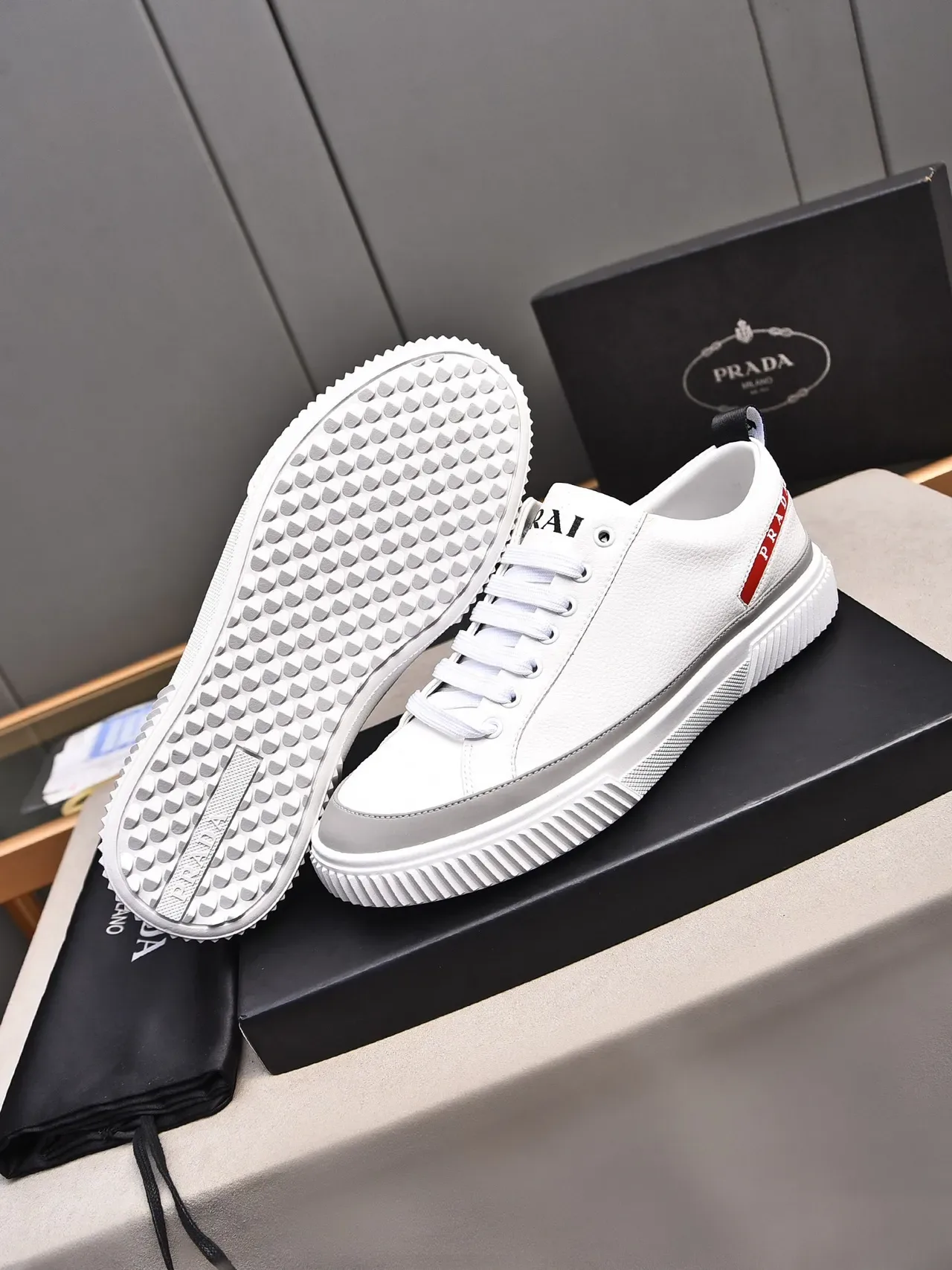 Prada Cloudbust 白红条纹休闲运动鞋 4