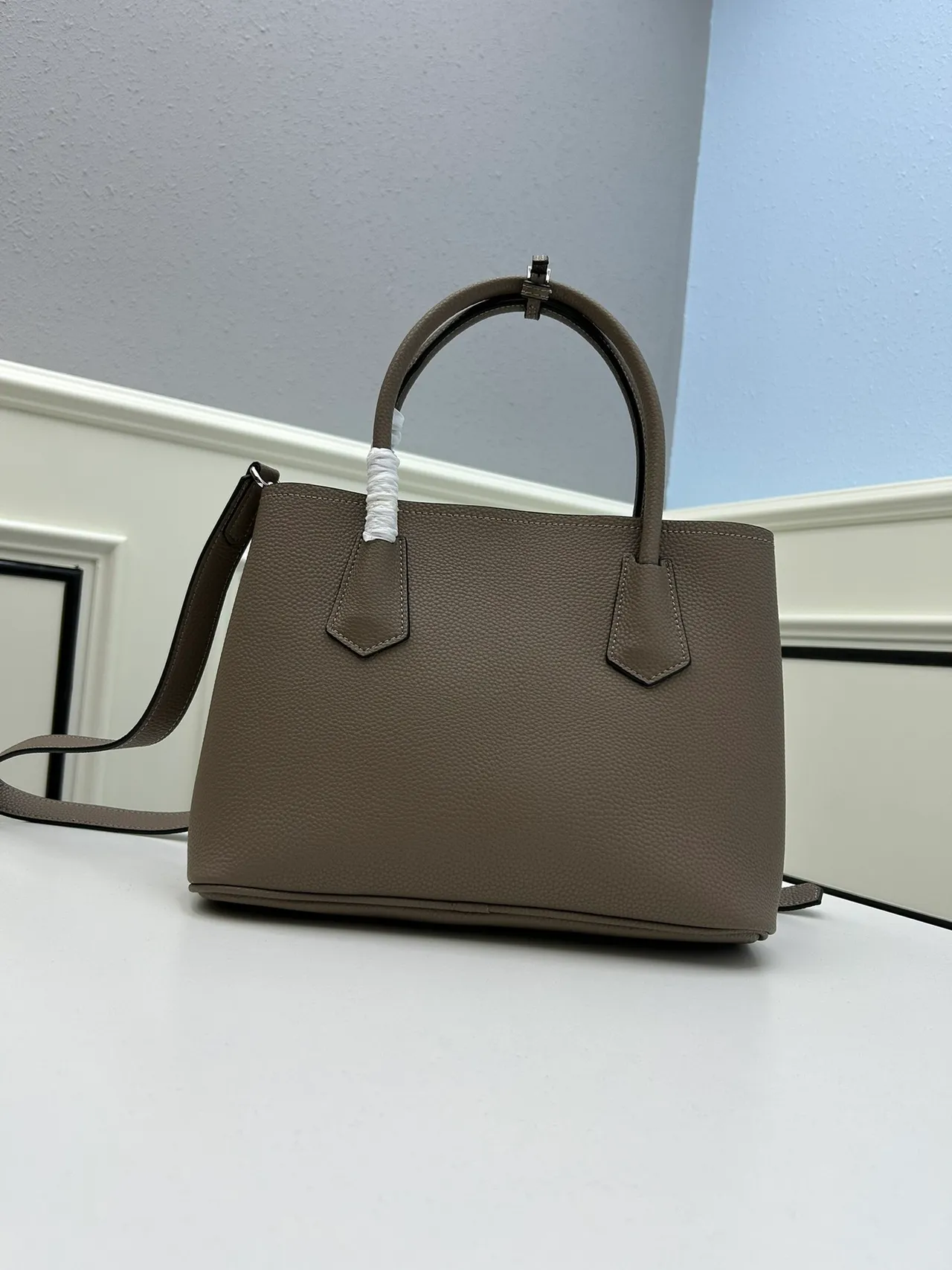 Prada Galleria 结构化粒面皮革豆沙色托特包 2