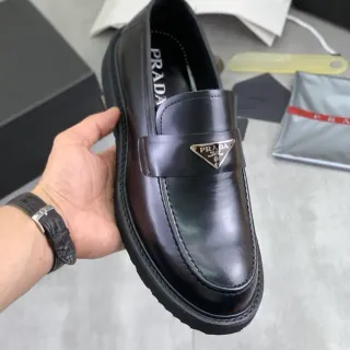 Prada Loafer काला पॉलिश्ड लेदर मेटल ट्रायंगल लोगो प्लेक Loafer