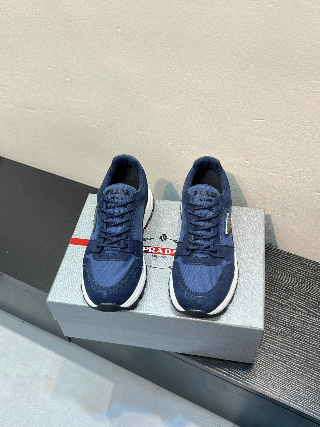 Prada Navy White সুয়েড এবং নাইলন আপার চাঙ্কি মিডসোল লাইফস্টাইল স্নিকার 2