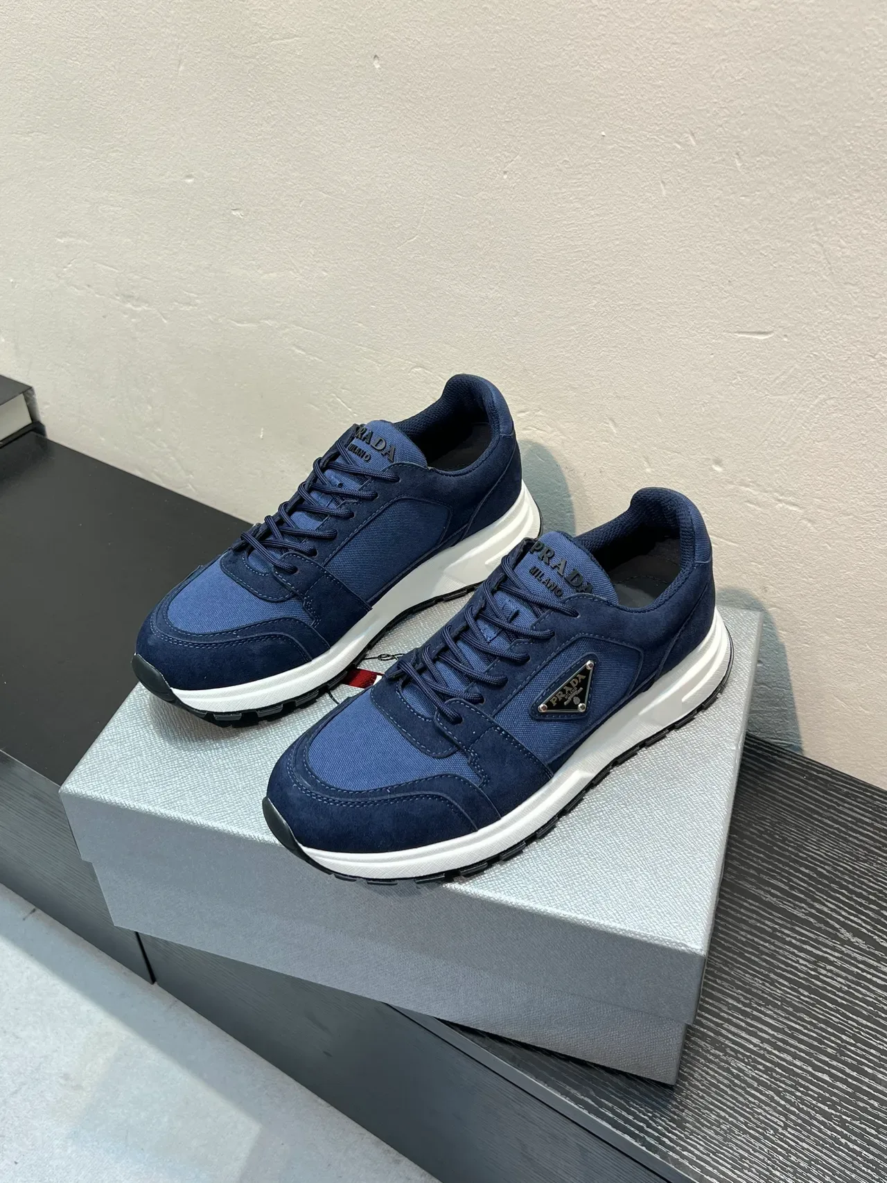 Prada Navy White সুয়েড এবং নাইলন আপার চাঙ্কি মিডসোল লাইফস্টাইল স্নিকার 3
