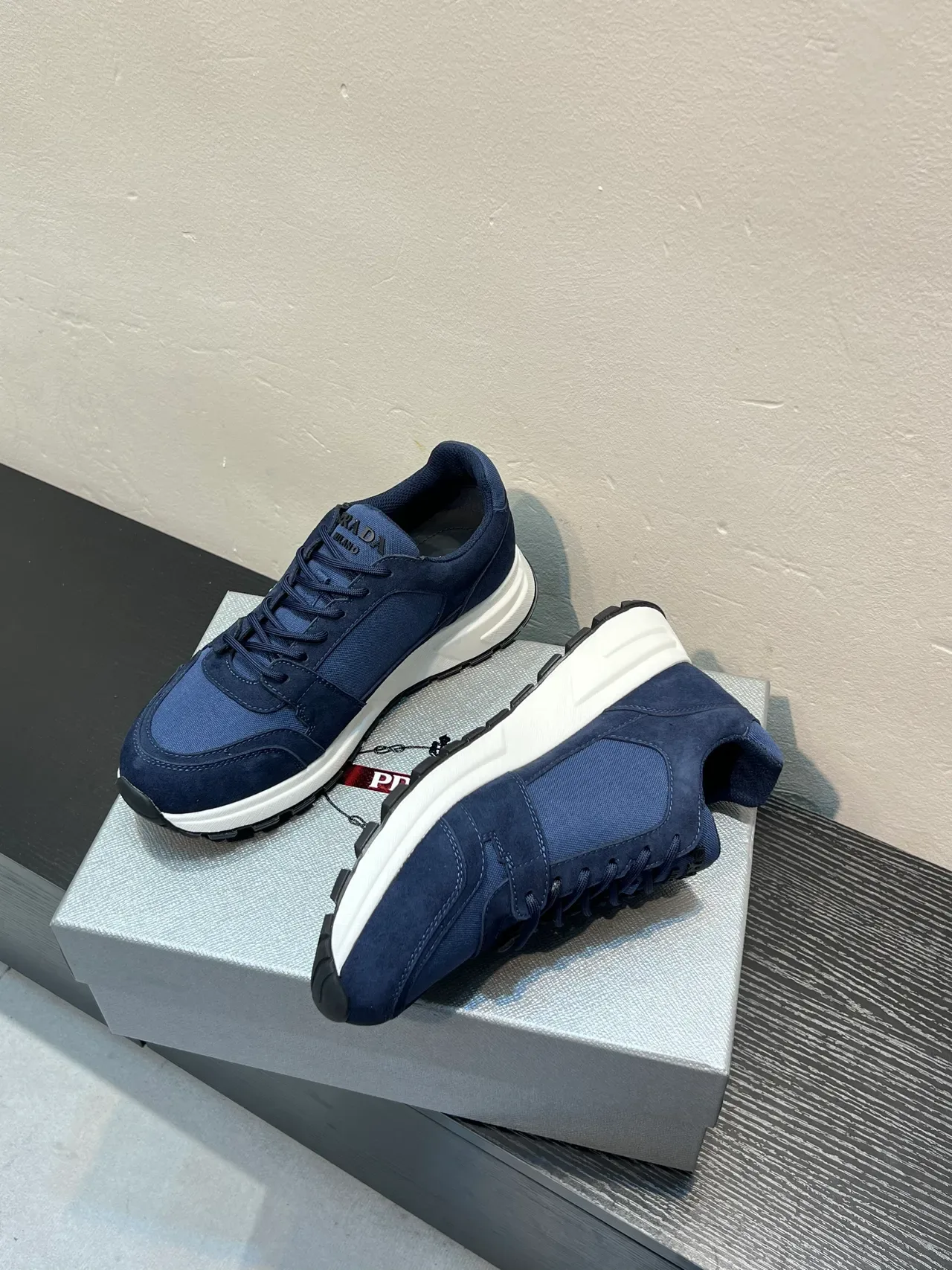 Prada Navy White সুয়েড এবং নাইলন আপার চাঙ্কি মিডসোল লাইফস্টাইল স্নিকার 4