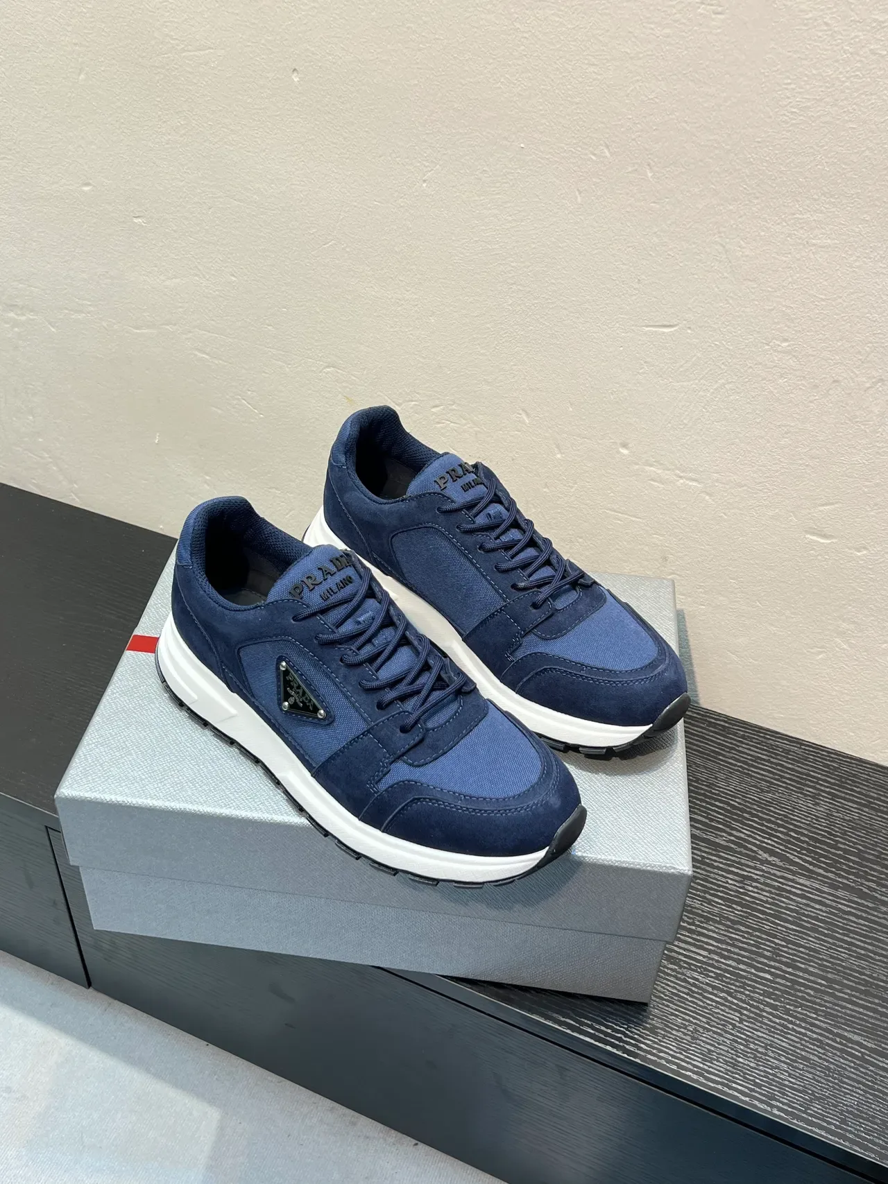 Prada Navy White সুয়েড এবং নাইলন আপার চাঙ্কি মিডসোল লাইফস্টাইল স্নিকার 5
