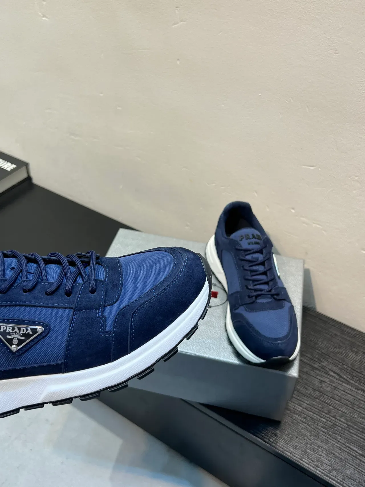 Prada Navy White সুয়েড এবং নাইলন আপার চাঙ্কি মিডসোল লাইফস্টাইল স্নিকার 8