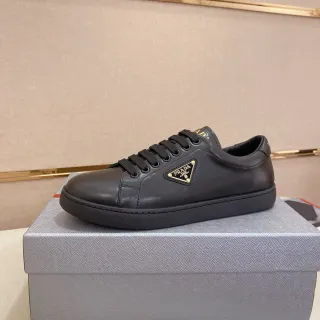Prada Re-Edition 2005 Zapatillas Lifestyle de Cuero Negro