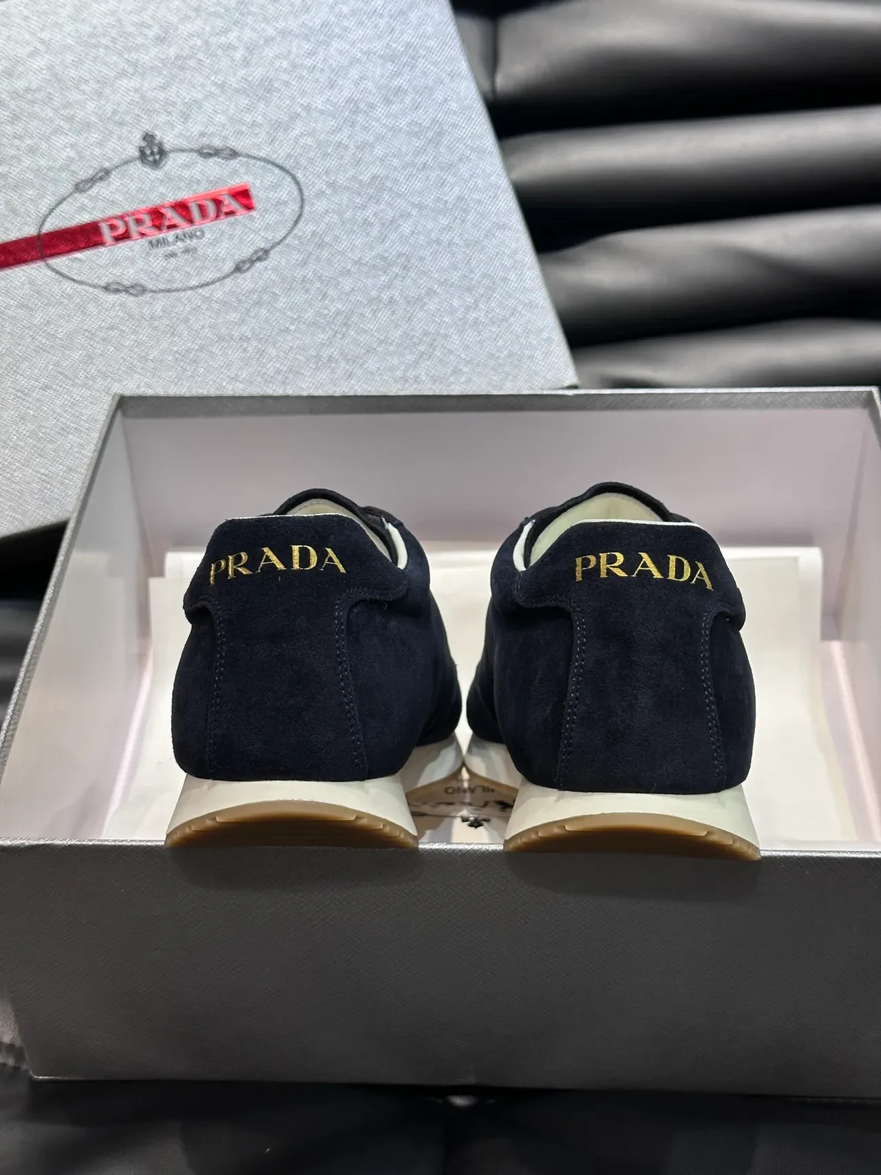 Prada Re-Edition حذاء رياضي بحرري Navy Suede ريترو رنر أسلوب حياة 3