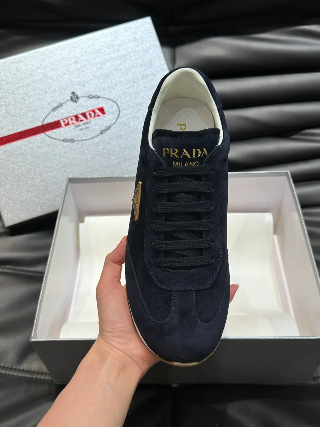 Prada Re-Edition حذاء رياضي بحرري Navy Suede ريترو رنر أسلوب حياة 4