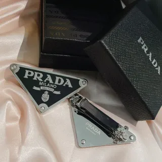 Prada त्रिकोण ब्रोच काला एनामेल चांदी-टोन मेटल ब्रोच