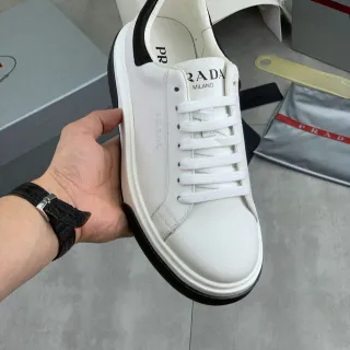 Prada sneakers lifestyle blancs et noirs