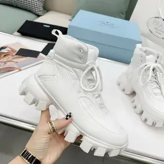 Prada Tênis Brancos de Cano Alto com Colar Acolchoado e Sola Grossa
