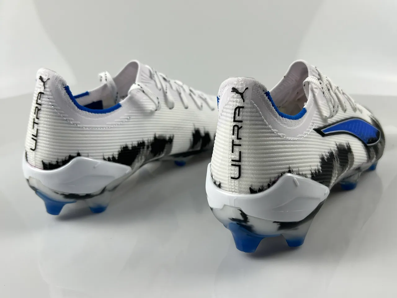 Puma Future Z Chaussures de football Blanc Bleu Basse Coupe Empeigne Maille Lacets Asymétriques Sol Ferme 9