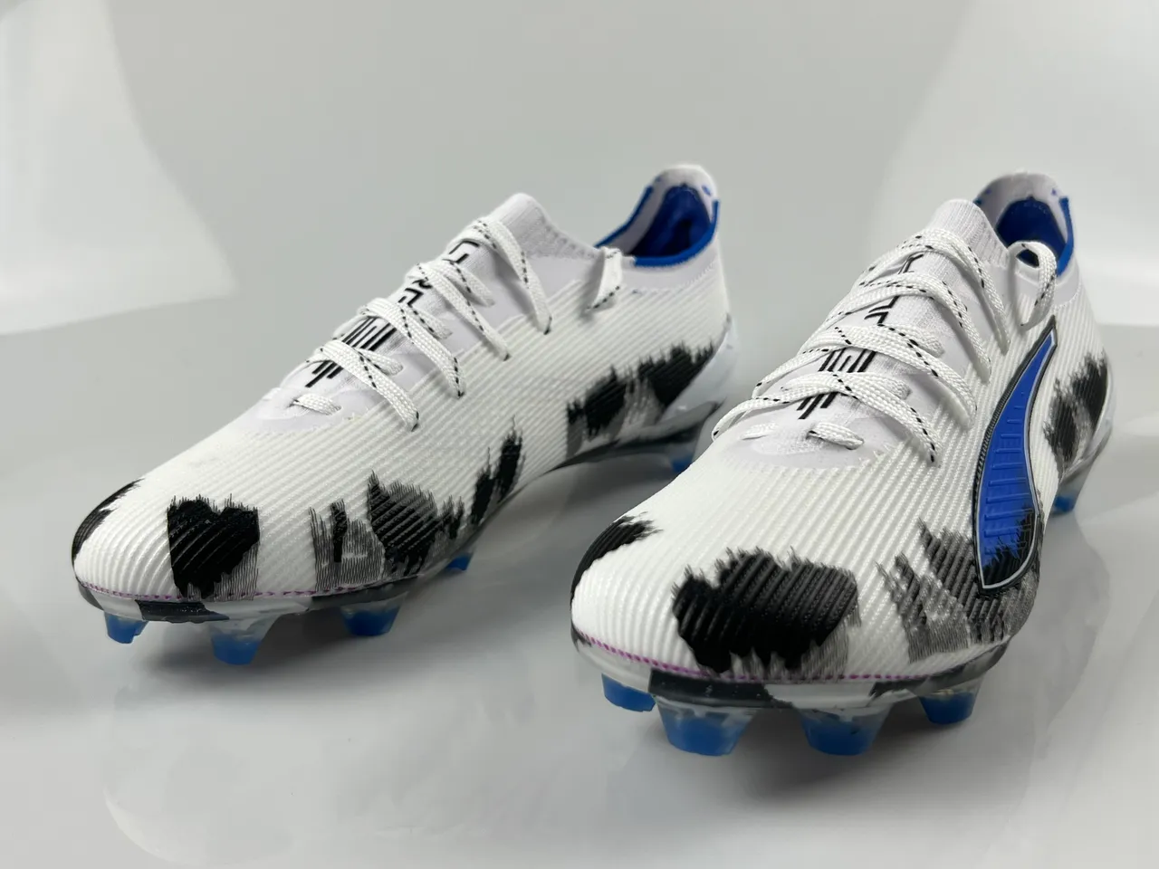 Puma Future Z Chaussures de football Blanc Bleu Basse Coupe Empeigne Maille Lacets Asymétriques Sol Ferme 10