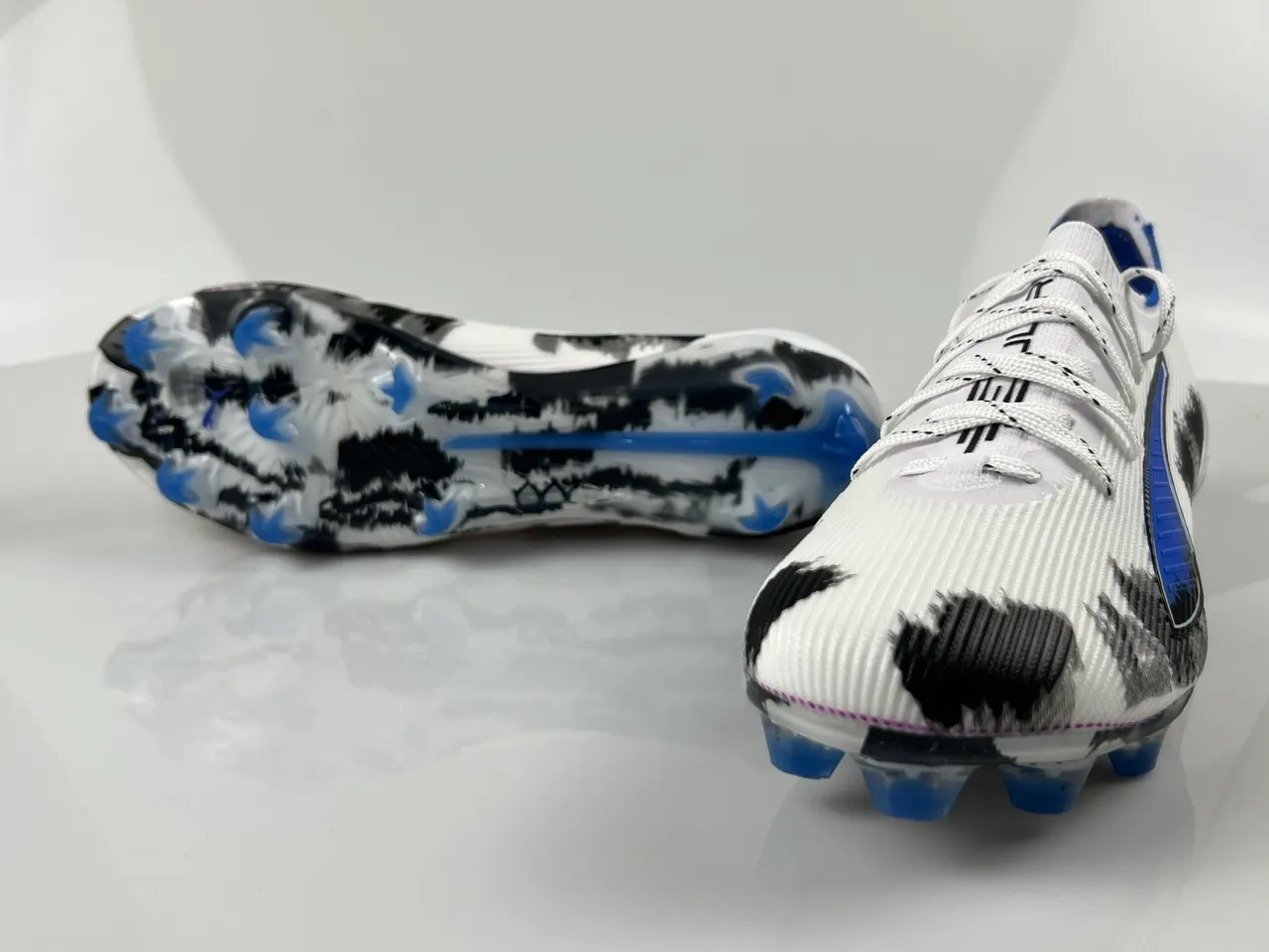 Puma Future Z Chaussures de football Blanc Bleu Basse Coupe Empeigne Maille Lacets Asymétriques Sol Ferme 11