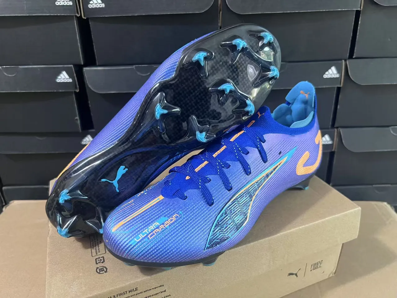 Puma Ultra Carbon 蓝紫橙色 钉地足球鞋 2