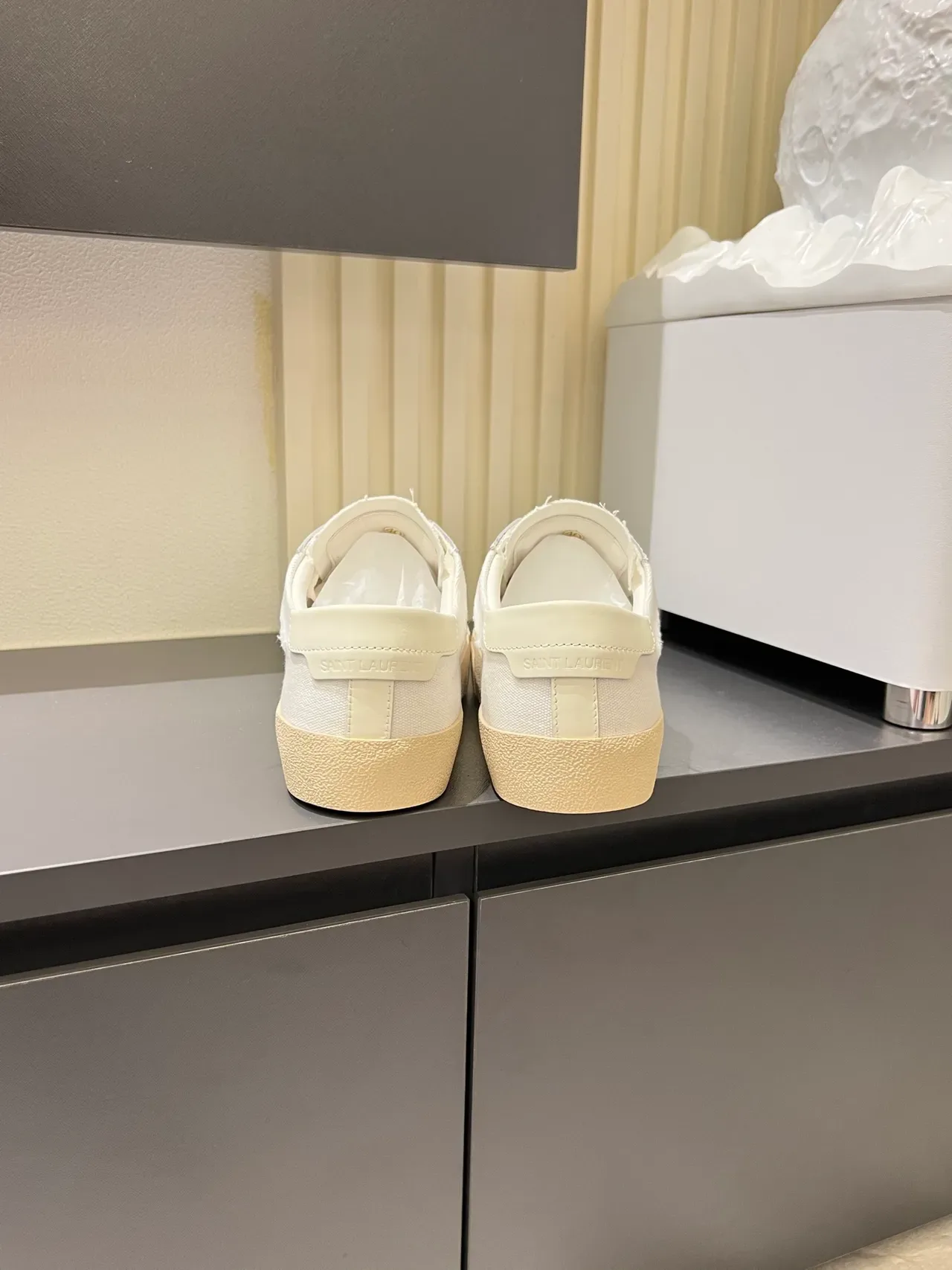 Saint Laurent Tênis lifestyle bege canvas com logo bordado 2