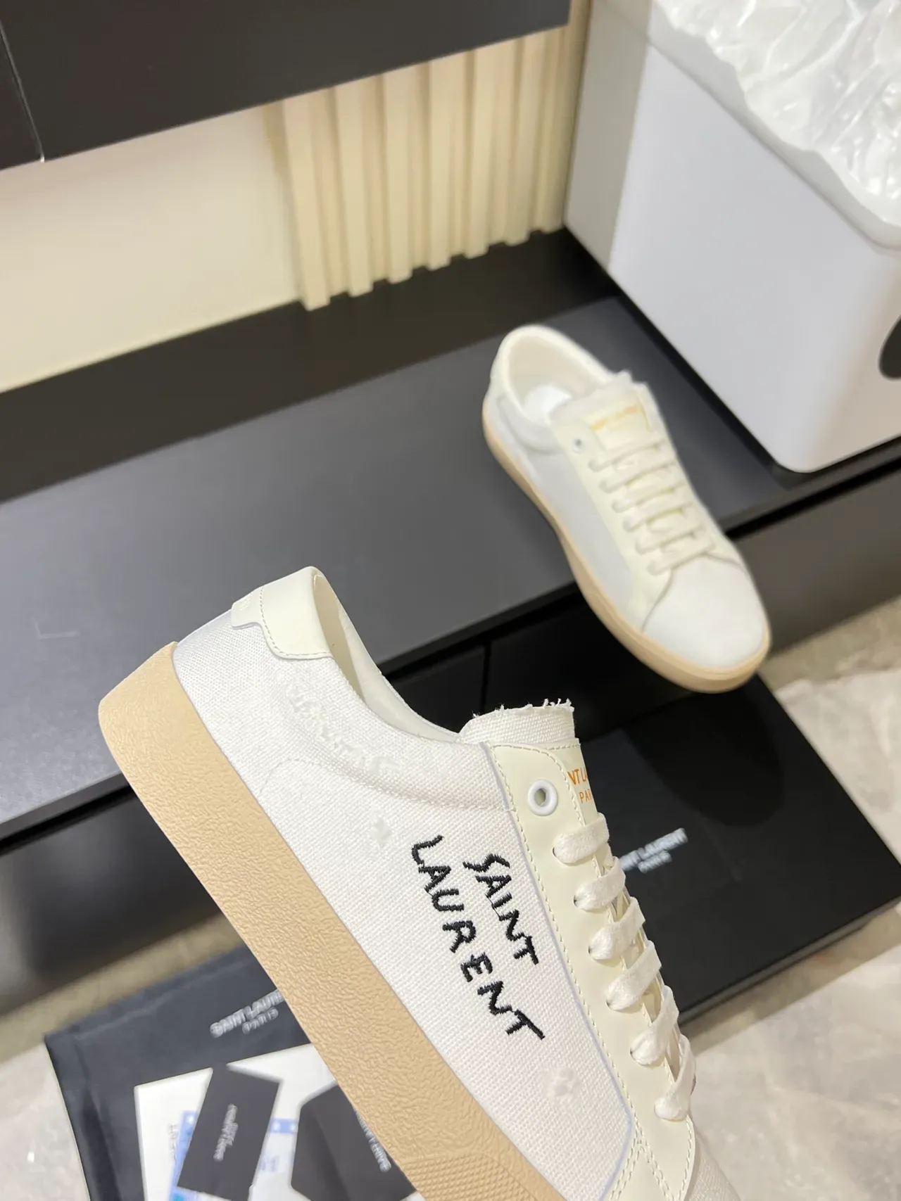 Saint Laurent Tênis lifestyle bege canvas com logo bordado 3