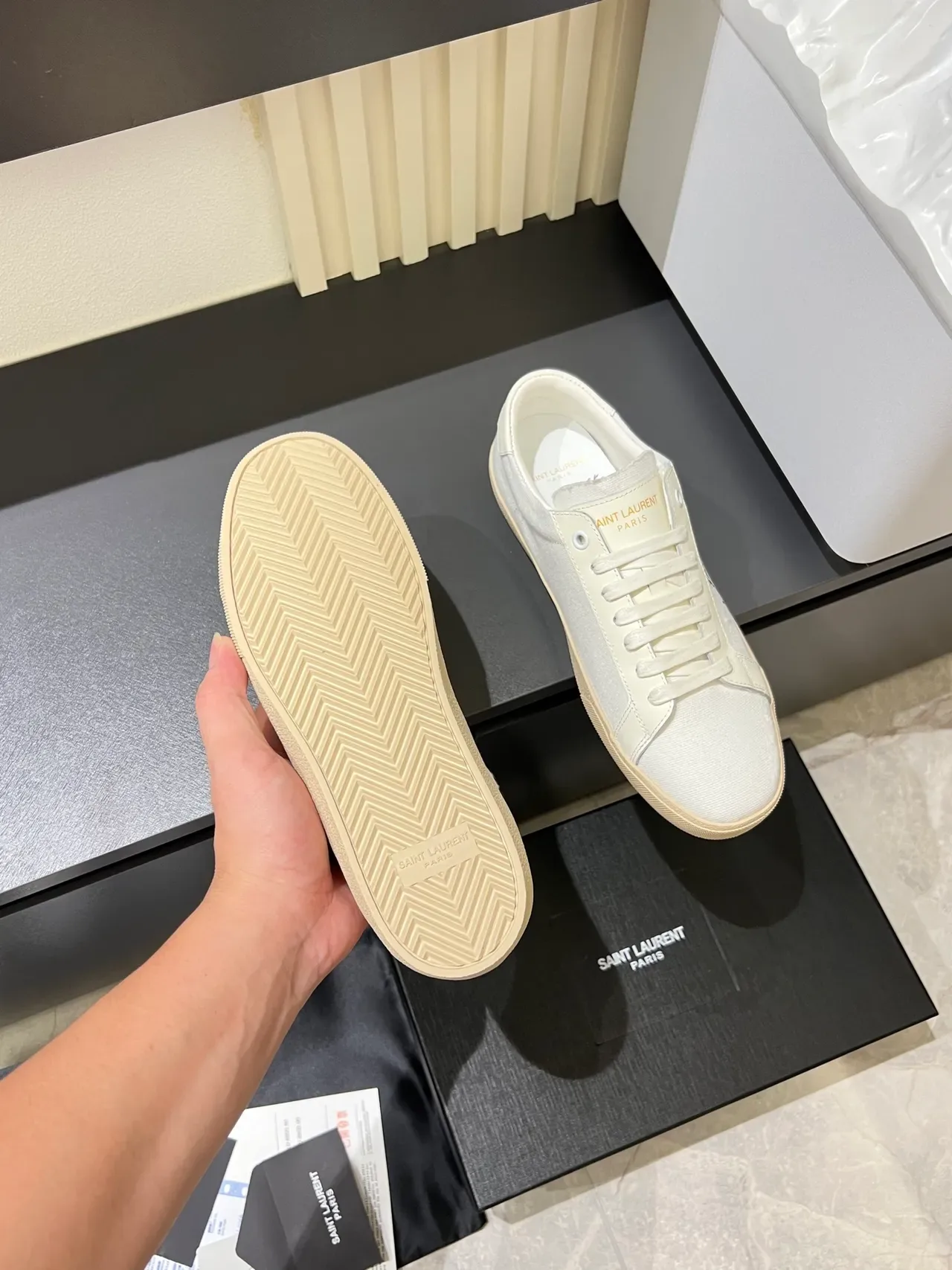Saint Laurent Tênis lifestyle bege canvas com logo bordado 4