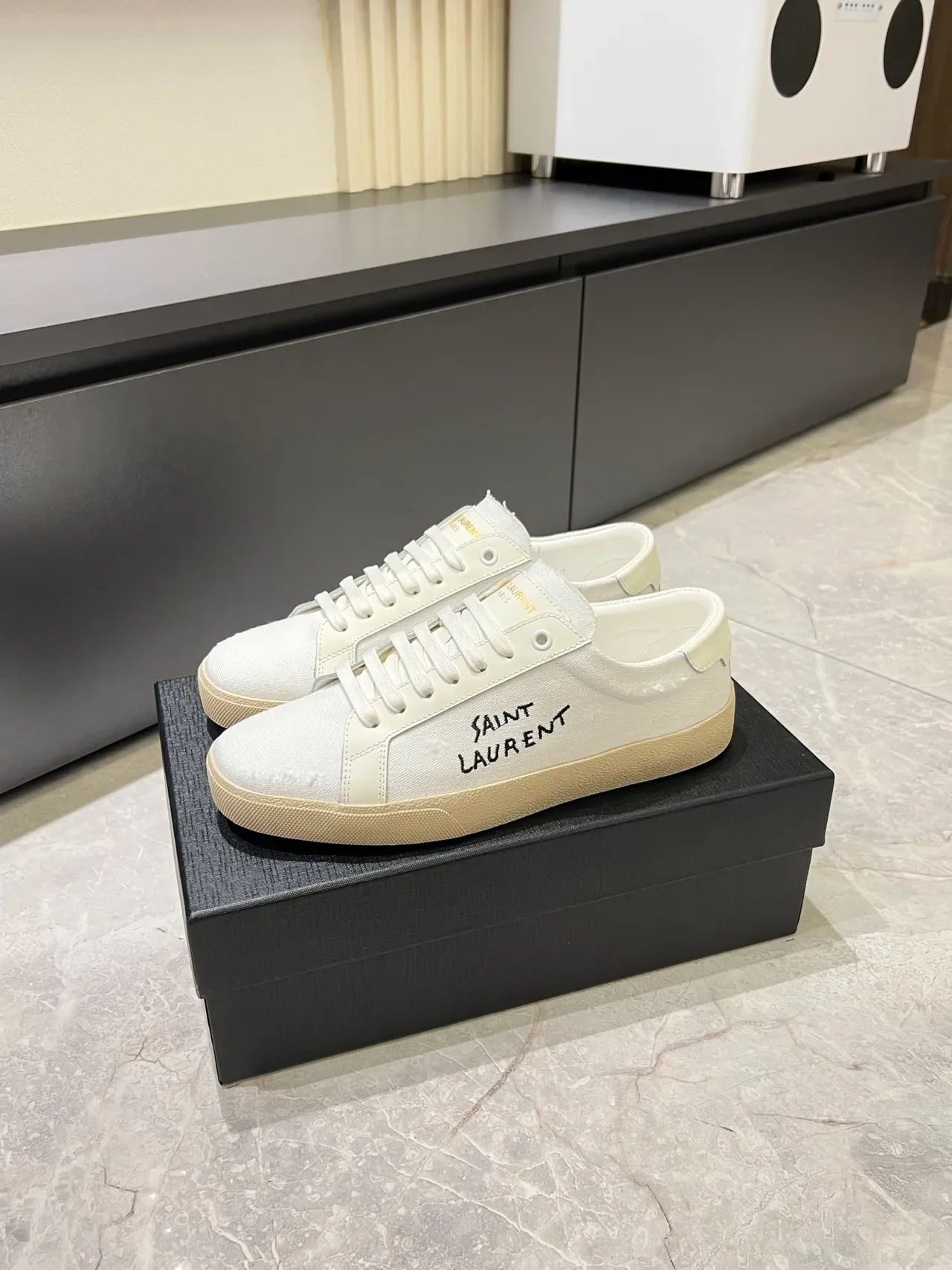Saint Laurent Tênis lifestyle bege canvas com logo bordado 5
