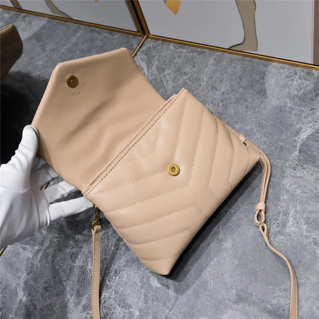 Saint Laurent Loulou बेज क्विल्टेड अंडरआर्म बैग 13