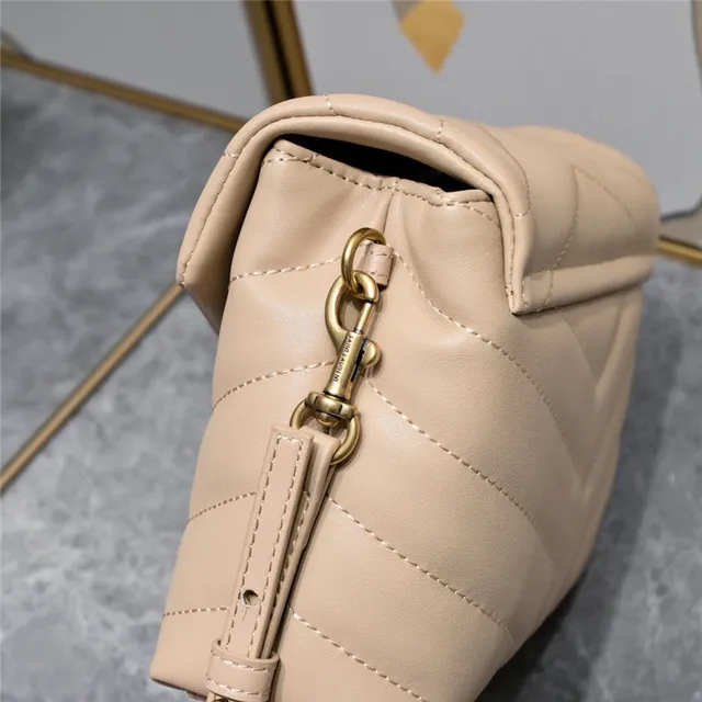 Saint Laurent Loulou बेज क्विल्टेड अंडरआर्म बैग 14
