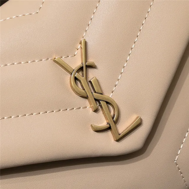 Saint Laurent Loulou बेज क्विल्टेड अंडरआर्म बैग 15