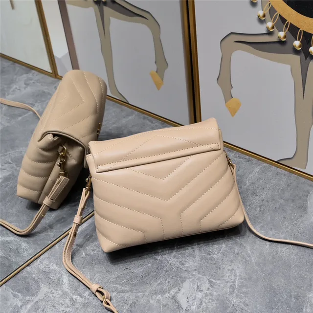 Saint Laurent Loulou बेज क्विल्टेड अंडरआर्म बैग 17