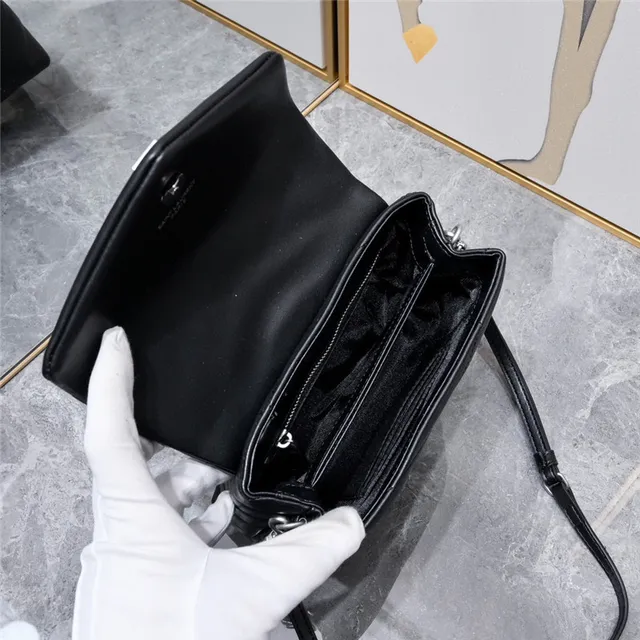 Saint Laurent Loulou बेज क्विल्टेड अंडरआर्म बैग 20