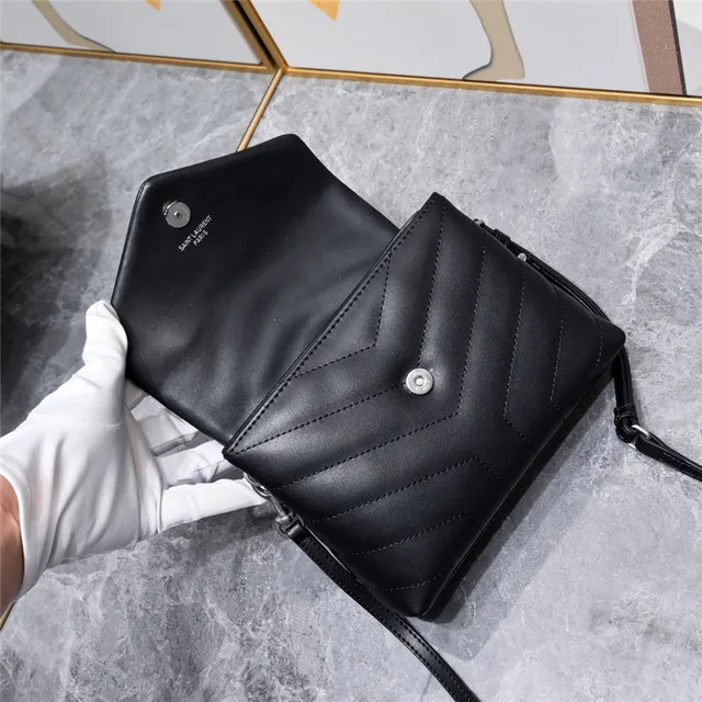 Saint Laurent Loulou बेज क्विल्टेड अंडरआर्म बैग 23