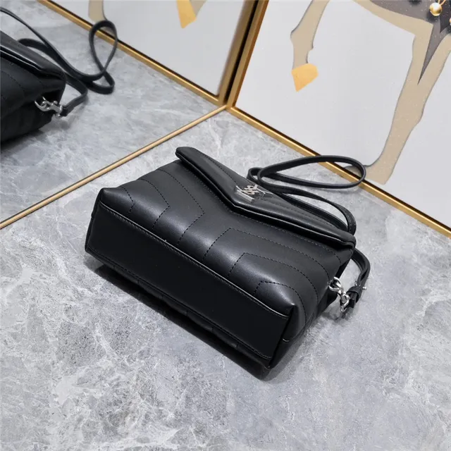Saint Laurent Loulou बेज क्विल्टेड अंडरआर्म बैग 24