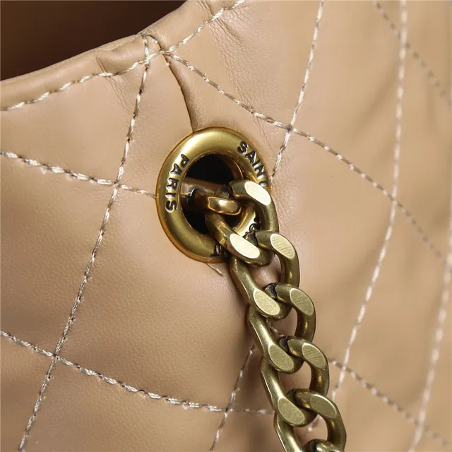 Saint Laurent Loulou 绗缝黑色皮革托特包 3