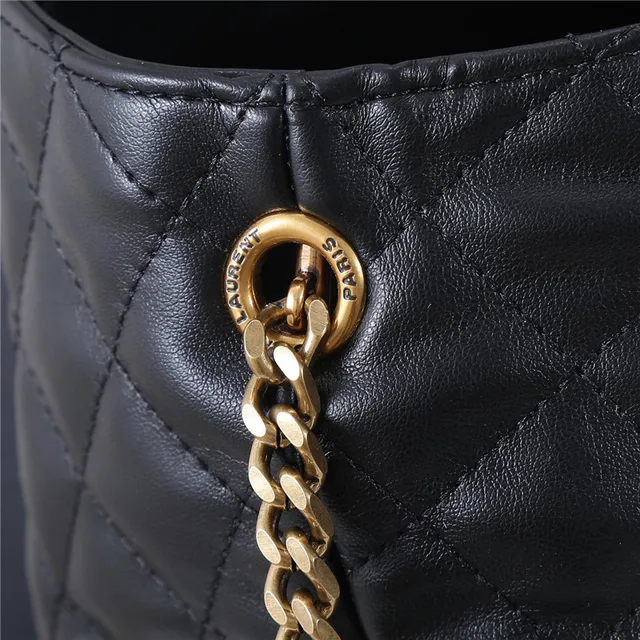Saint Laurent Loulou 绗缝黑色皮革托特包 12