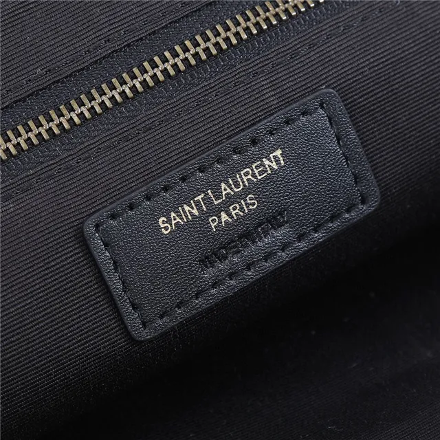 Saint Laurent Loulou 绗缝黑色皮革托特包 21
