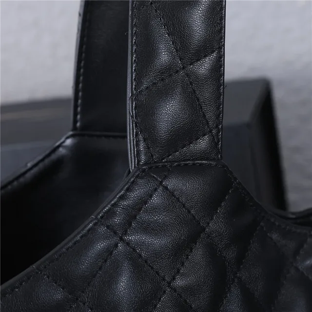 Saint Laurent Loulou 绗缝黑色皮革托特包 23
