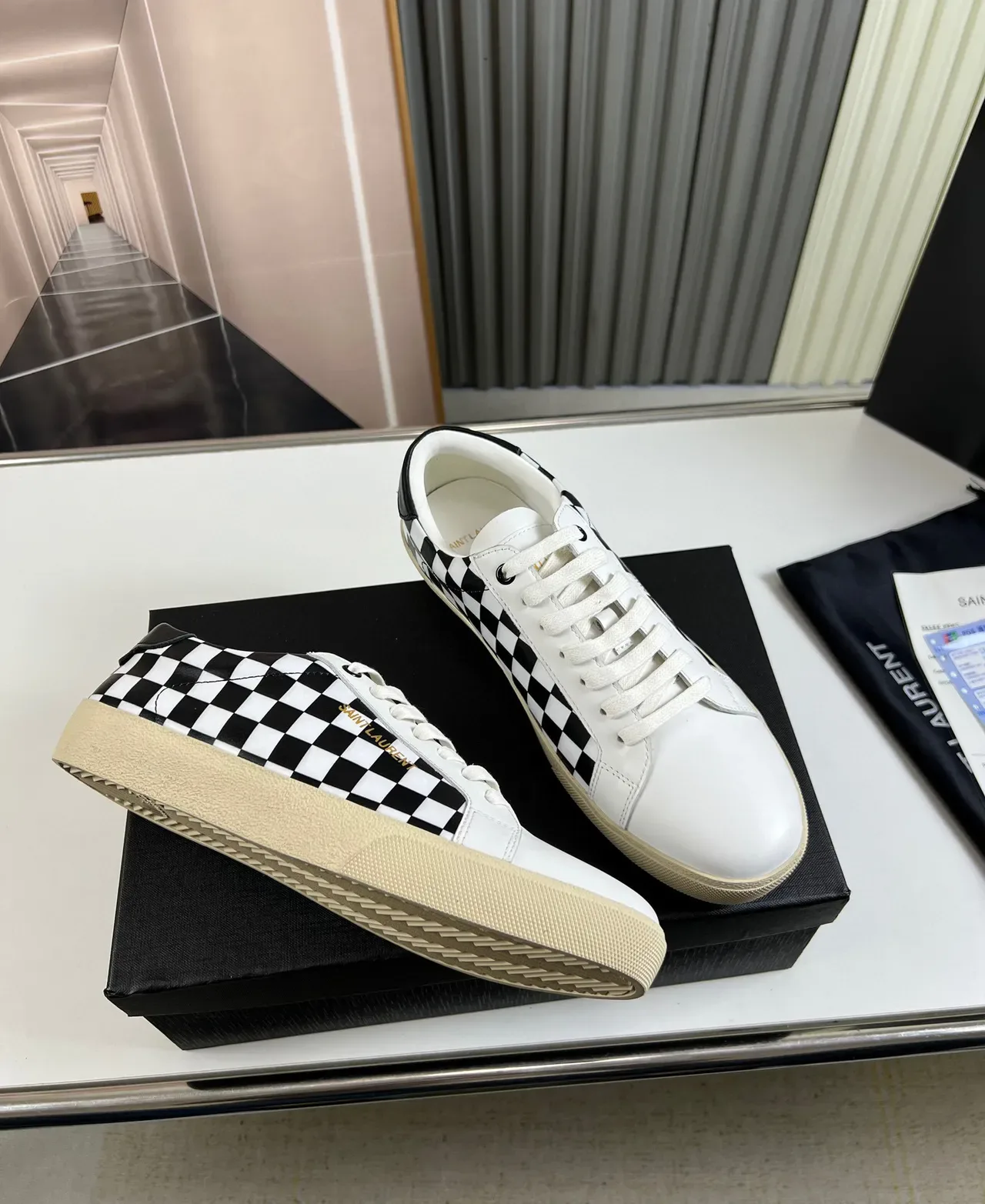 Saint Laurent Branco Preto Painel Xadrez Logo Dourado Sneakers Lifestyle 5