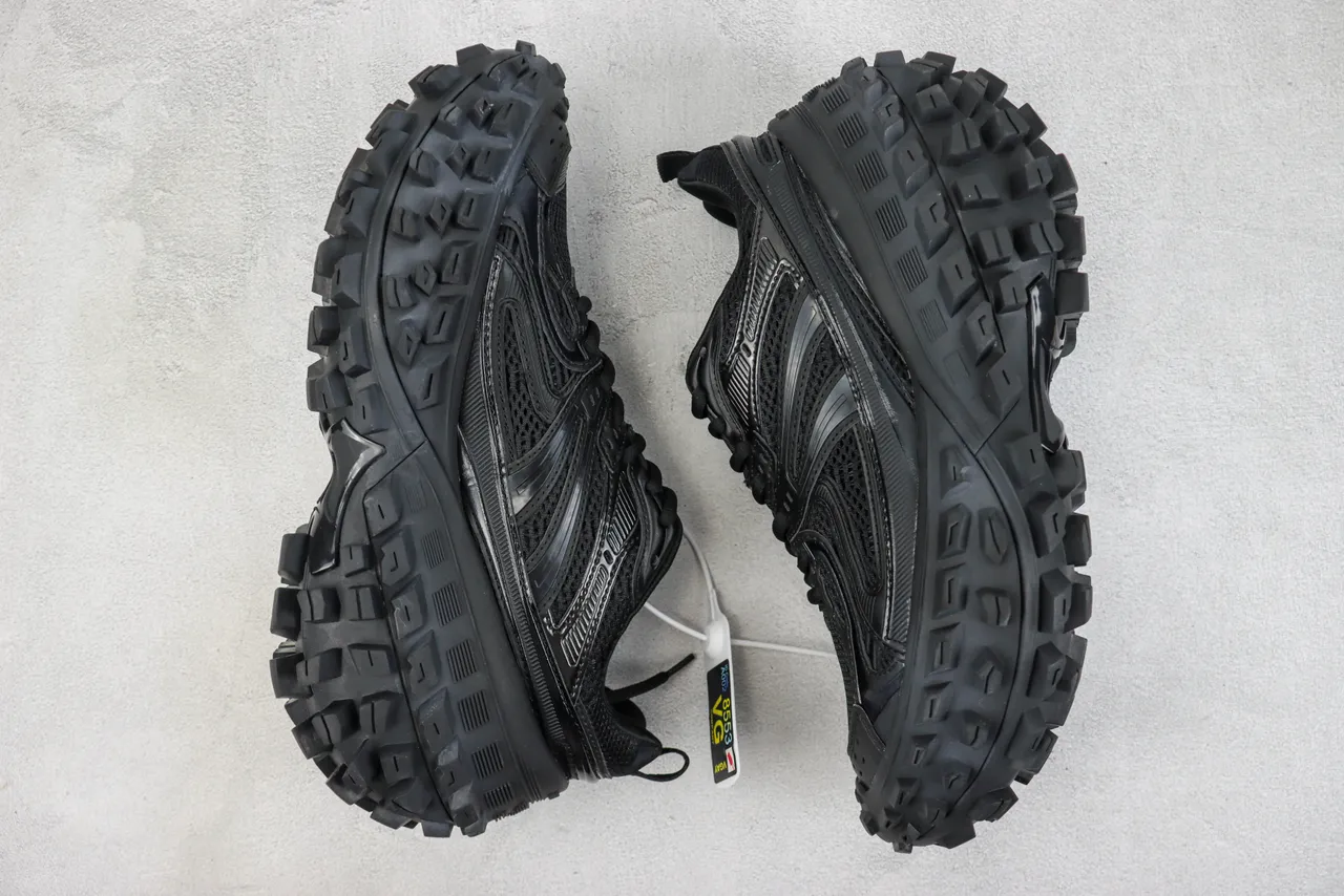 Salomon 黑色粗壮越野鞋底跑鞋 2