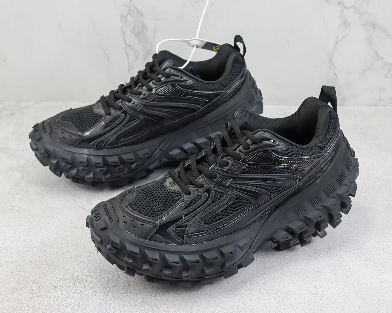 Salomon 黑色粗壮越野鞋底跑鞋 4