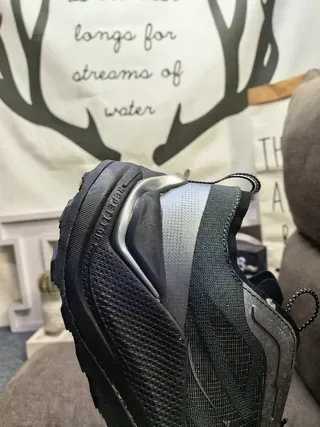 Chaussures de running Salomon XT-6 noires grises silhouette trail chunky tige mesh et revêtement synthétique 3