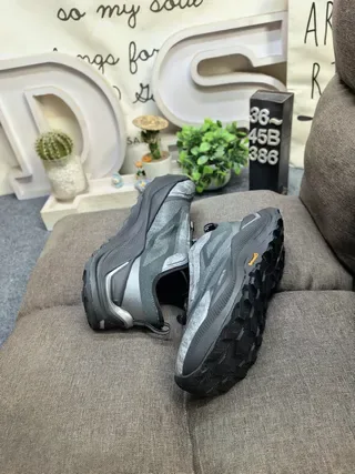 Chaussures de running Salomon XT-6 noires grises silhouette trail chunky tige mesh et revêtement synthétique 6