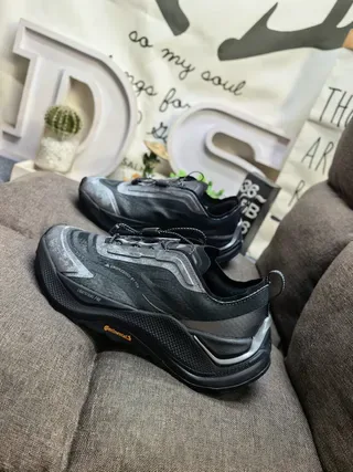 Chaussures de running Salomon XT-6 noires grises silhouette trail chunky tige mesh et revêtement synthétique 7