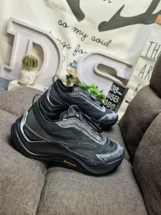 Chaussures de running Salomon XT-6 noires grises silhouette trail chunky tige mesh et revêtement synthétique 9