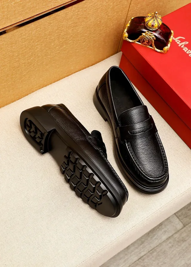 Salvatore Ferragamo काला पीब्ल्ड लेदर पेनी लोफर्स 2